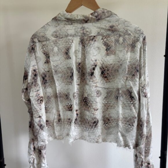 ✨ Stillwater LA Button-Down Blouse – Snake Print – Size M ✨ - Picture 2 of 4